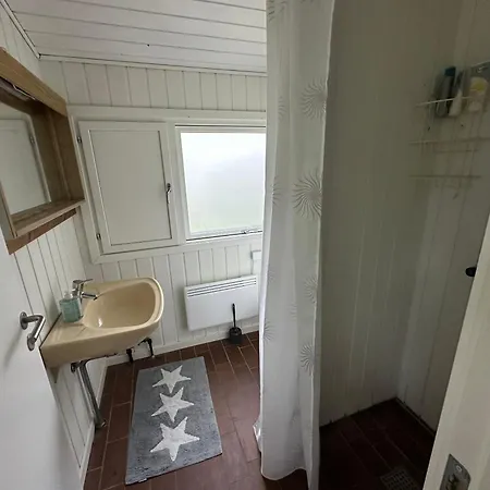 House In 1st Row To 度假居 *